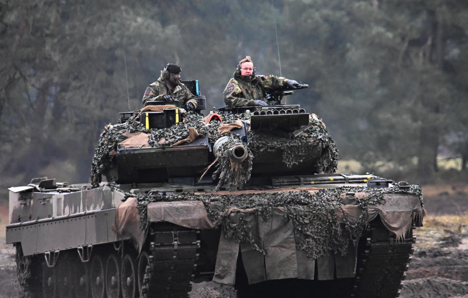 Verteidigungsminister Boris Pistorius in einem Leopard II Panzer (Bild: Reuters)
