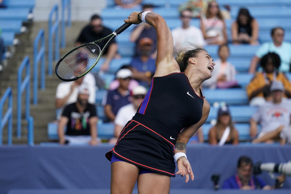 La bielorrusa Aryna Sabalenka efectúa un servicio contra la china Zhang Shuai en los cuartos de final del torneo Abierto Western & Southern en Mason, Ohio, el viernes 19 de agosto de 2022. (AP Foto/Jeff Dean)