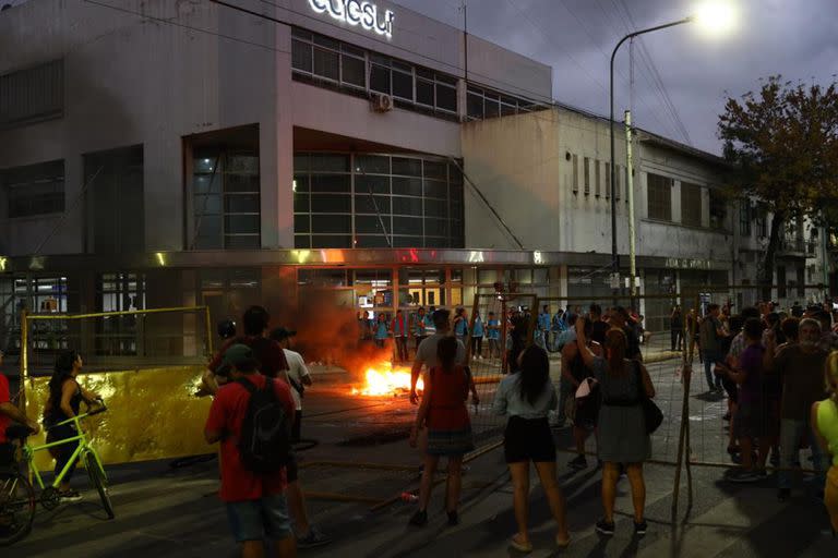 Se hicieron protestas en frente de Edesur por los cortes de luz