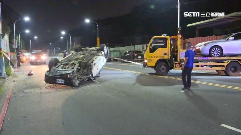 新北市新莊凌晨一輛巡邏警車自撞變電箱，整台車翻覆倒在路中央。