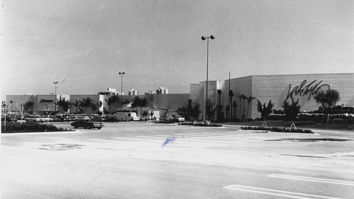 Aventura Mall with Lord & Taylor in 1983, the year the mall opened.