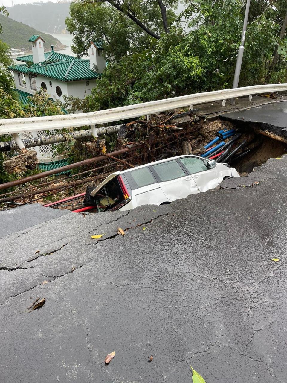 暴雨下石澳道更發生地陷，一輛私家車掉入地洞。（受訪者提供相片）
