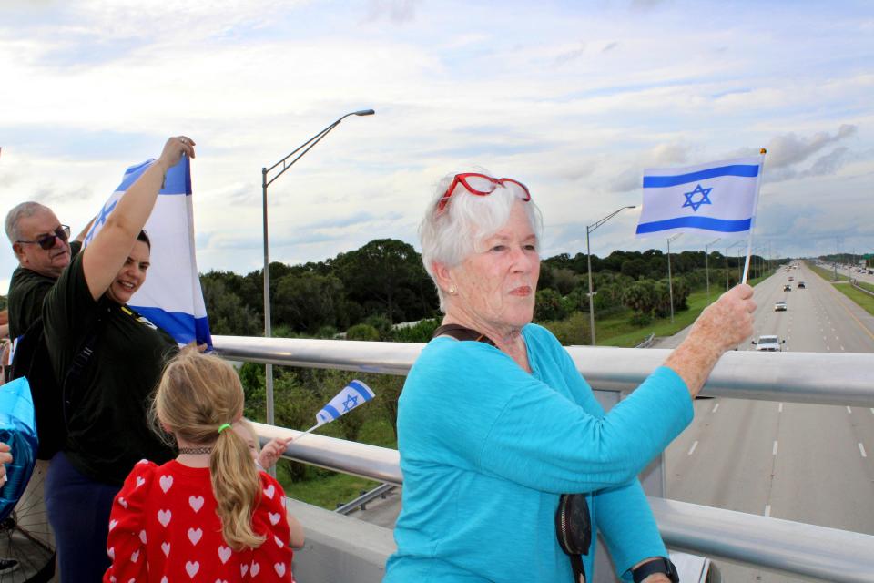 Marilyn Miller of Palm Beach Gardens rallies in support of Israel on the Hood Road overpass to Interstate 95 in Palm Beach Gardens on Tuesday, Oct. 10, 2023.