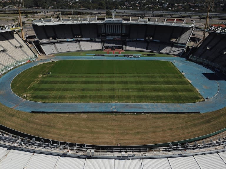 Otra toma desde un dron, que contrasta con las fotos que distribuyó la Agencia Córdoba Deportes: el césped está amarillento y desparejo entre distintos sectores, además de tener muchas marcas.