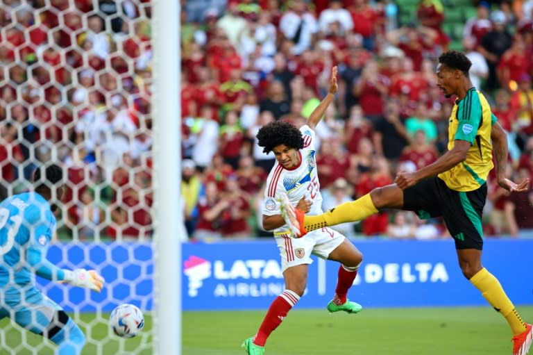 El mediocampista venezolano #25 Eduard Bello cabecea el balón para marcar el primer gol de su equipo durante el partido de fútbol del grupo B de la Copa América 2024 entre Jamaica y Venezuela en el Q2 Stadium de Austin, Texas, el 30 de junio de 2024 (Aric Becker)