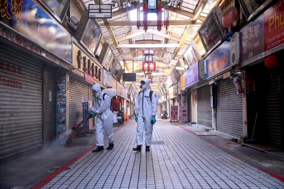 全國新冠肺炎疫情升溫，台北市萬華地區疫情嚴峻，多數商家都已拉下鐵門暫停營業。（資料照/黃世麒攝）