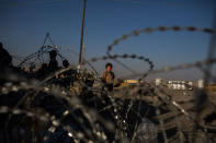 <p>A young Iraqi stands while he waits with his family to be sent in a truck to a refugee camp in Haman al Alil. Iraq. July 3, 2017. (Photograph by Diego Ibarra Sánchez / MeMo) </p>