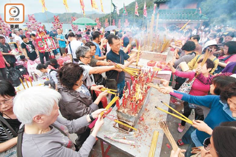 本港廟宇向來香火鼎盛，每逢大時大節前往參拜的善信絡繹不絕。