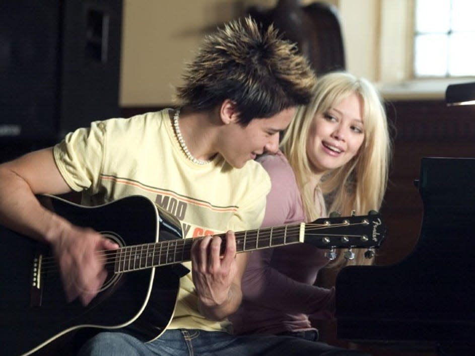 Hilary Duff and Oliver James sing together in a scene in "Raise Your Voice."