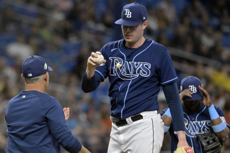 Der Ersatzspieler der Tampa Bay Rays, Pete Fairbanks (rechts), schlug die Mannschaft am Ende des neunten Spielfelds aus und sicherte sich am Donnerstag in Baltimore eine Parade gegen die Baltimore Orioles.  Dateifoto von Steve Nesius/UPI