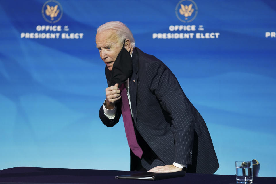 El presidente electo Joe Biden se quita su mascarilla contra el coronavirus para responder preguntas de los reporteros el miércoles 16 de diciembre de 2020, durante una conferencia de prensa en el teatro The Queen, en Wilmington, Delaware. (Kevin Lamarque/Pool vía AP)