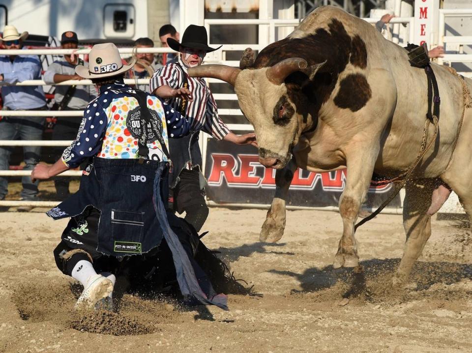 Son conocidos como “Salvavidas de Vaqueros”; dos hombres que ponen sus vidas en peligro cada vez que pisan la arena.