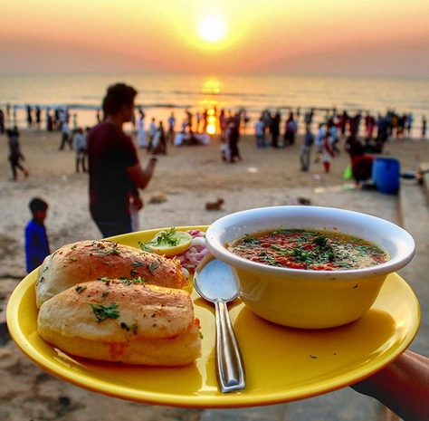 <p>Juhu Beach es una playa en Mumbai en la que se puede disfrutar de unas delicias mientras se ve la caída del sol sobre el agua. Y eso mismo fue lo que hizo Sehgal. Foto: https://www.instagram.com/myyellowplate/ </p>