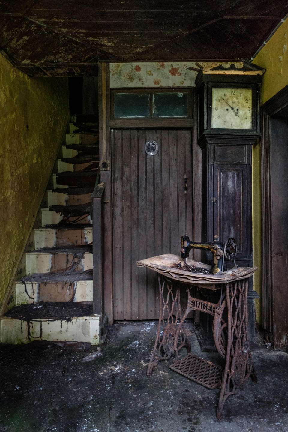 A sewing machine and grandfather clock in a narrow corridor of an abandoned home in Northern Ireland, March 12, 2018. (Photo: Unseen Decay/Mercury Press/Caters News)