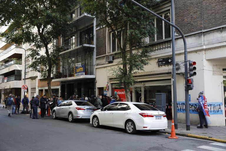 Un grupo más reducido de manifestantes esperó hoy la salida de la vicepresidenta, en Recoleta