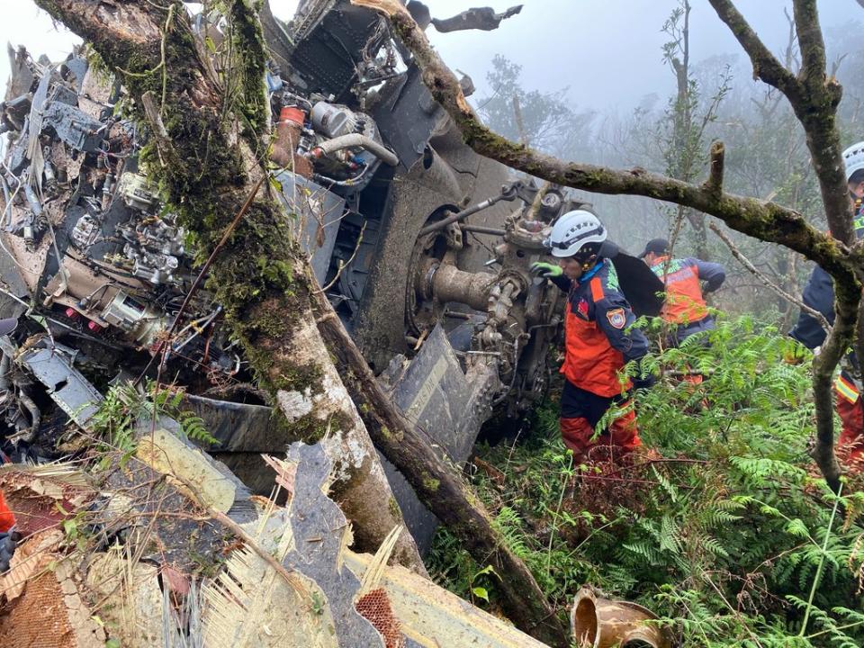 國軍UH-60M黑鷹直升機2日在新北市山區失事，造成參謀總長沈一鳴等8人殉職。圖為救難人員2日抵達失事現場救援畫面。（消防署提供）