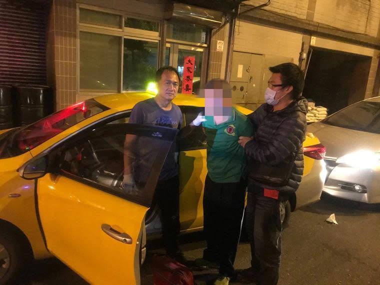 謝男搶錢又搶計程車，途中一時口渴拿搶來的錢買珍奶，結果喝沒兩口就被警方逮捕。（翻攝畫面）