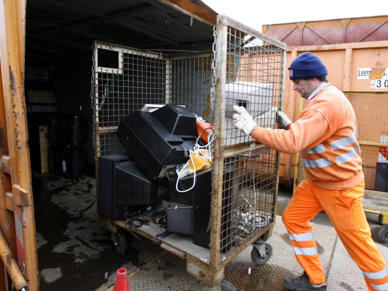 Annahme von Elektro-Altgeräten auf einem der Berliner Recyclinghöfe. Foto: Bernd Settnik/Archiv