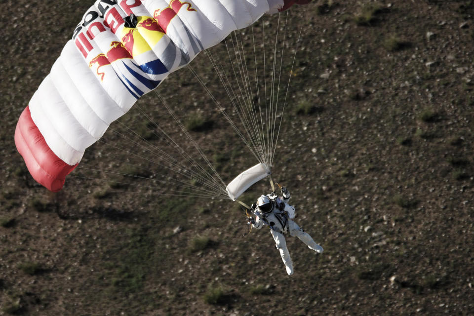 Plus que quelques secondes avant de poser les pieds au sol et valider la performance... AFP