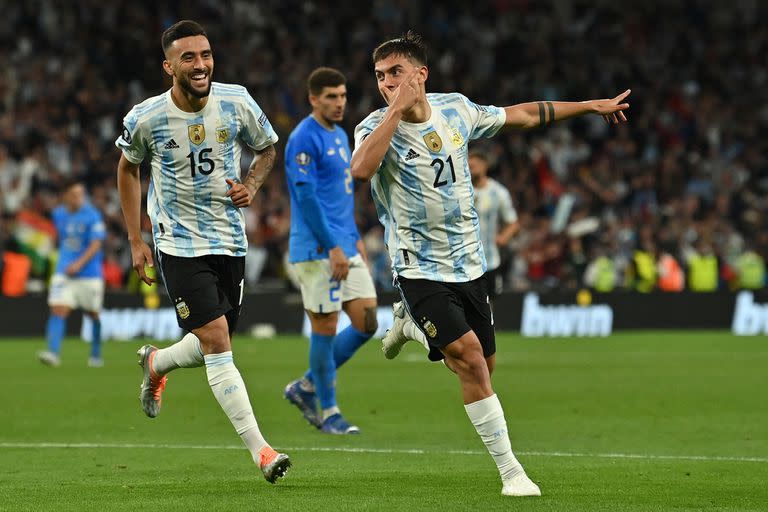 Paulo Dybala festeja su gol, el del 3-0, en el cierre del partido; con él, Nicolás González, que también ingresó a los 45 minutos del segundo período.