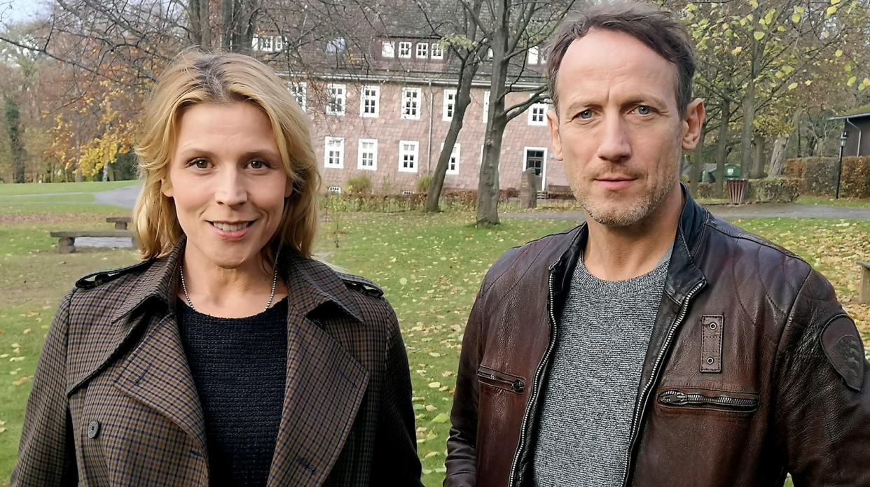 Die "Tatort"-Saison 2021/22 beginnt. Welche Fälle erwarten uns bis zur Sommerpause 2022? Wotan Wilke Möhring und Franziska Weisz gehen für den NDR-"Tatort: Tyrannenmord" ins Edel-Internat. Von dort verschwindet der 17-jährige Juan. Er ist der Sohn des Botschafters eines autoritär regierten Landes, dessen Machthaber bald in Deutschland erwartet wird.  (Bild: NDR/Cinecentrum/Katinka Seidt)