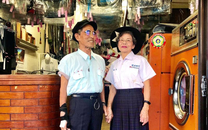 經營萬秀洗衣店長達70年的萬吉阿公與秀娥阿嬤，去年因孫子張瑞夫巧思將洗衣店推上IG，意外成為人氣網紅。（萬秀洗衣店提供）