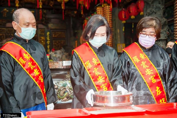 宜蘭縣政府在羅東震安宮舉行庚子年宜蘭縣送神筅（黑屯）祭儀活動，循古禮儀式進行，傳達除舊、祈福、團聚的意象，宜蘭縣長林姿妙、羅東鎮長吳秋齡共同主持。（圖：縣府提供）