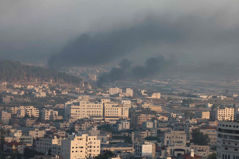 El humo se eleva durante una operación del ejército israelí en Yenín en la Cisjordania ocupada el 3 de julio de 2023.