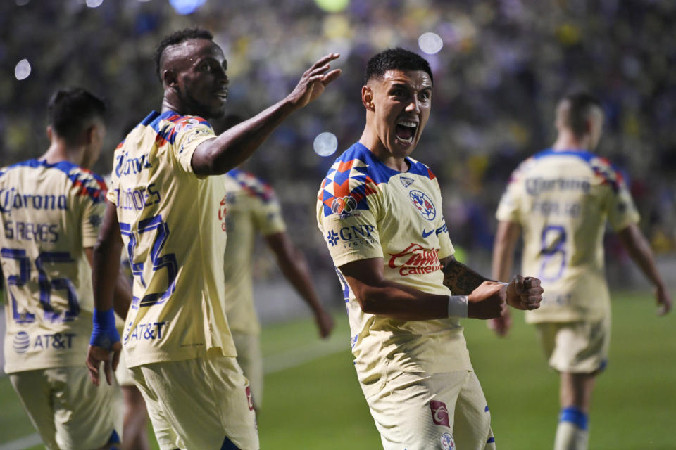 Leo Suárez (derecha) del América festeja su tanto ante el Fire de Chicago, el viernes 4 de agosto de 2023, en la Leagues Cup (AP Foto/Paul Beaty)