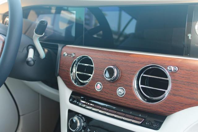 What It's Like Inside Rolls-Royce's $410,000 Luxury SUV