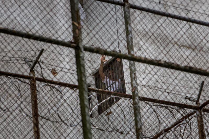 Leopoldo López se asoma por una ventana de su celda en Ramo Verde. EFE/ MIGUEL GUTIÉRREZ