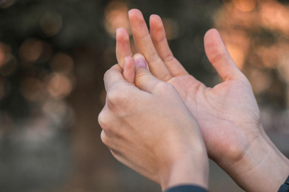 <p>Das Geräusch gefällt vielen nicht, sie empfinden es als störend. Trotzdem gibt es Menschen, die zum Stressabbau regelmäßig ihre Finger knacken lassen. Auch wenn man glauben könnte, das wäre ungesund und schädlich für die Gelenke: Außer zu kleineren Schwellungen kann es zu keinem größeren Schaden führen. (Bild: iStock / sanjagrujic)</p> 