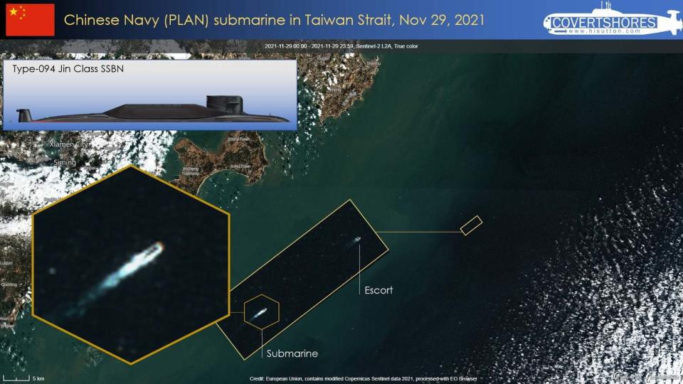Sentinel-2衛星照片拍到29日一艘疑似中國094型核潛艦通過台灣海峽，另有一艘水面艦護航。   圖：翻攝H I Sutton推特