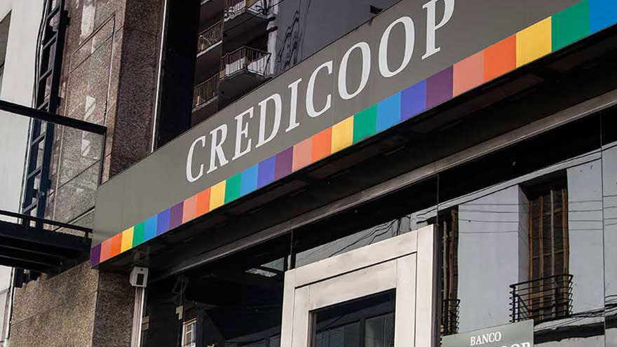 Entre otros beneficios, Credicoop ofrece descuentos en combustibles, pagando con QR.