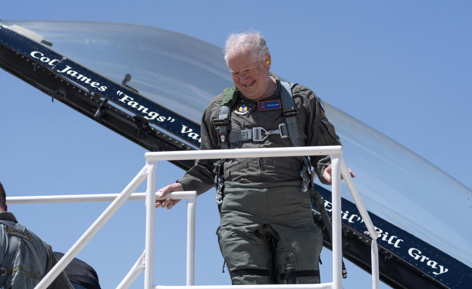 El secretario de la Fuerza Aérea, Frank Kendall, sonríe tras un vuelo de prueba del avión X-62A VISTA contra un avión F-16 tripulado por piloto humano en los cielos de la base aérea de Edwards, California, el jueves 2 de mayo de 2024. (AP Foto/Damian Dovarganes)