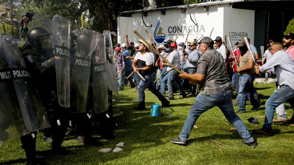 Farmers clash with the Mexican National Guard during a protest against the decision to divert water from La Boquilla dam to the US, in Camargo, Chihuahua state, Mexico, September 8, 2020. - Jose Luis Gonzalez/Reuters