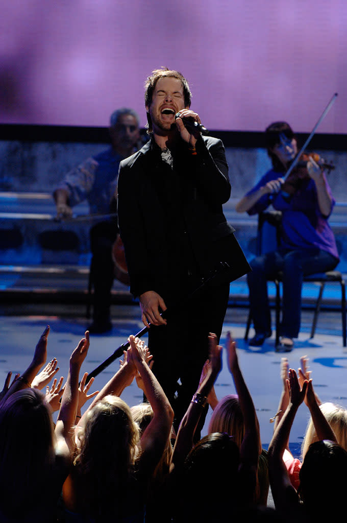 David Cook performs as one of the top 3 on the 7th season of American Idol.