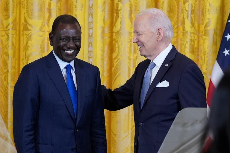 El presidente estadounidense, Joe Biden, y su homólogo keniano, William Ruto, ofrecen una conferencia de prensa conjunta en la Casa Blanca