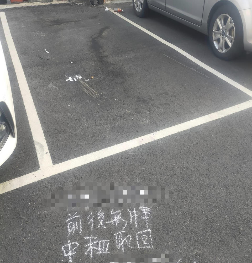 停車場內一輛汽車遭融資公司拖走。圖／翻攝自臉書社團「路上觀察學院」