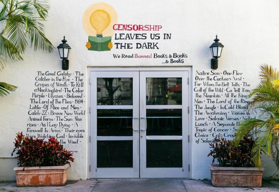 Una pared decorada con títulos de libros en Books & Books en Coral Gables, Florida, el lunes 25 de abril de 2022.