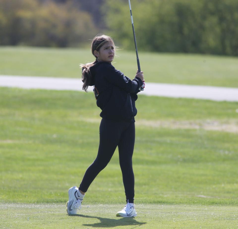 La golfista de Marlboro Madison Markle durante un partido contra Onteora celebrado en el campo de golf Apple Greens en Highland el 23 de abril de 2024.