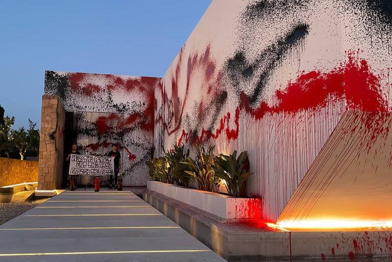 Activistas de Futuro Vegetal arrojaron pintura a la mansión de Messi en Ibiza
