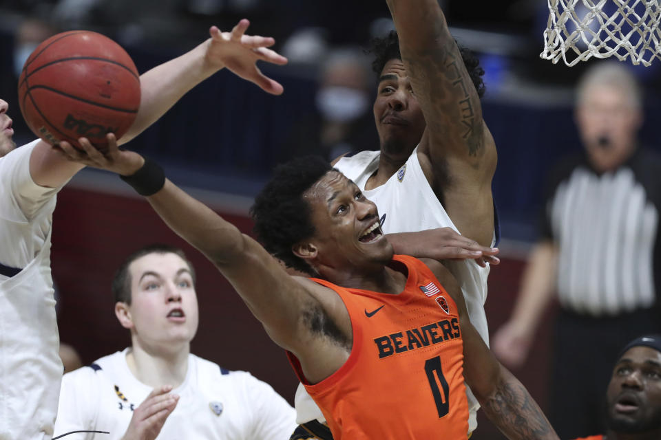 Oregon State guard Gianni Hunt shoots against California forward Andre Kelly during the first half of an NCAA college basketball game in Berkeley, Calif., Thursday, Feb. 25, 2021. (AP Photo/Jed Jacobsohn)