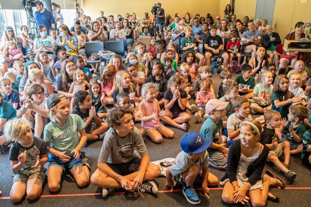 Eagles' Brian Westbrook reads to Delaware kids about beating odds