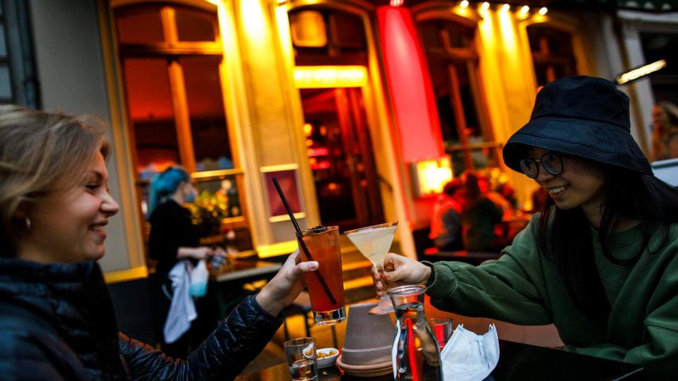 Nach der Pandemie freuen sich viele junge Menschen wieder auf ein Abend in einer Bar.
