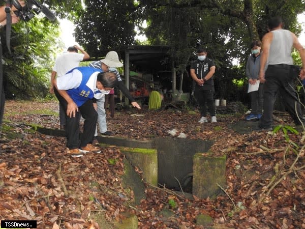 南投縣長林明溱會勘年久失修緊鄰農園民宅山坡排水問題。(記者蔡榮宗攝)