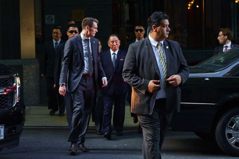 金英哲5月30日出現在紐約的飯店外，他是18年來第一位訪問美國的北韓高官。（美聯社）