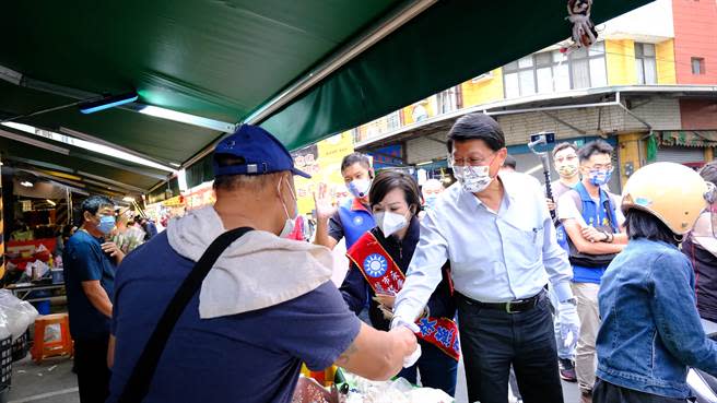 國民黨台南市長候選人謝龍介今天陪同永康區議員候選人林燕祝到市場掃街拜票。(謝龍介競選團隊提供／曹婷婷台南傳真)