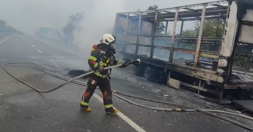 雲林台78線一台貨車起火，車內4人跳車逃生，等待警消救援。翻攝自記者爆料網