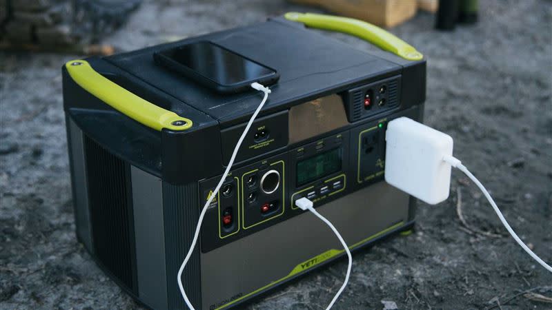 Scout Campers Olympic露營車廂配有1500瓦的鋰電池組，上頭提供110V與USB插座。（圖／翻攝Scout官網）